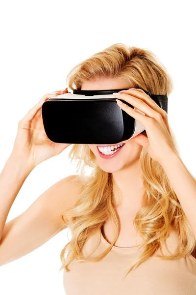 Happy woman wearing virtual reality goggles — Stock Photo, Image