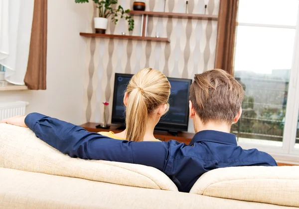 家でテレビを見ているカップルの背面図 — ストック写真
