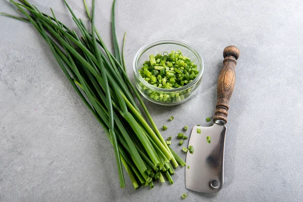 Frischer grüner Schnittlauch auf grauem Hintergrund — Stockfoto