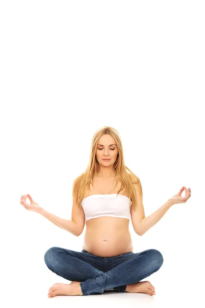 Gravid kvinna slappna av gör yoga — Stockfoto