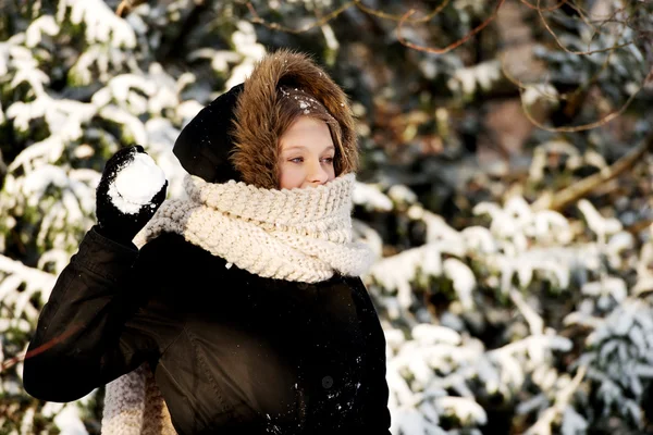 Jeune femme lançant boule de neige — Photo