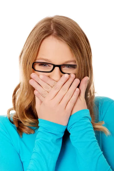 Tiener die betrekking hebben op haar mond — Stockfoto