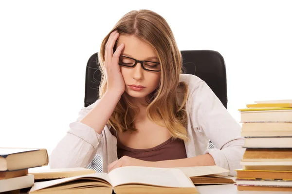 Jonge vrouw met een stapel boeken — Stockfoto