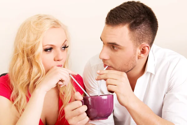 Nettes Paar trinkt aus einer Tasse — Stockfoto