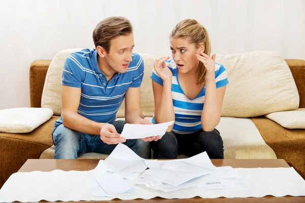 Casal preocupado calculando contas em casa — Fotografia de Stock