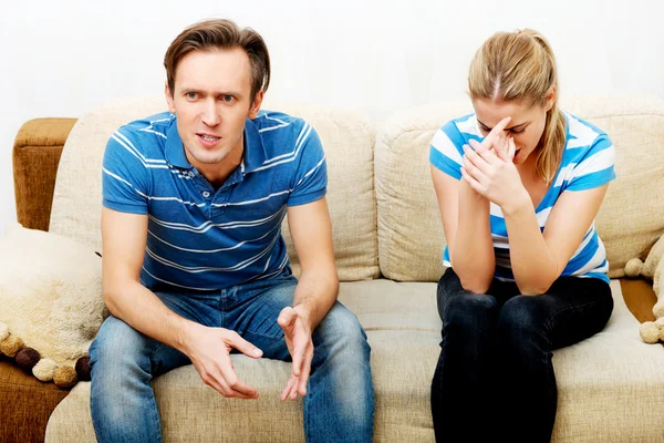 Casal jovem tendo conflito em casa — Fotografia de Stock