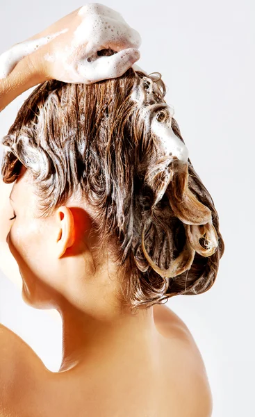 Mujer duchándose y lavándose el pelo. Aislado sobre blanco. — Foto de Stock