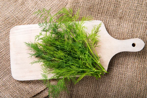 Fresco aneto verde su tagliere in legno su sacchetto di iuta — Foto Stock