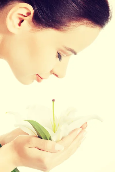 Schöne Frau mit Lilienblüte. — Stockfoto