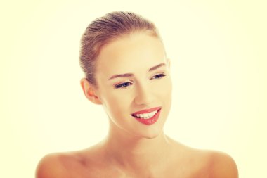 Güzel üstsüz beyaz kadın portresi.