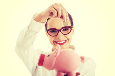 iş kadını kumbara ile