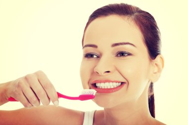 diş fırçası tutan kadın