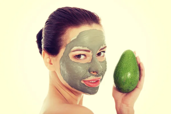 Mujer spa en máscara facial y aguacate — Foto de Stock