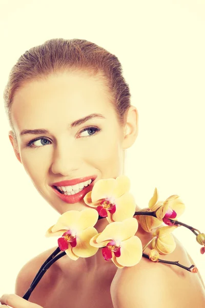 Retrato de mujer hermosa con flor de orquídea . —  Fotos de Stock