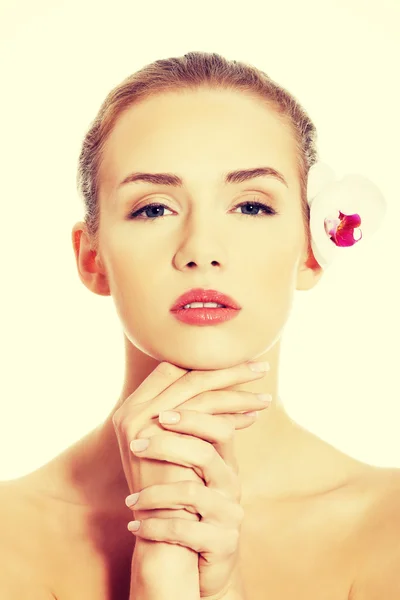 Retrato de mulher bonita com flor de orquídea . — Fotografia de Stock