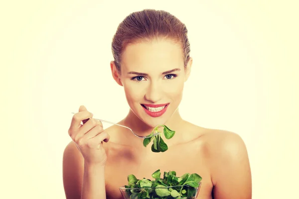 Mujer comiendo lechuga de un tazón ingenio — Foto de Stock