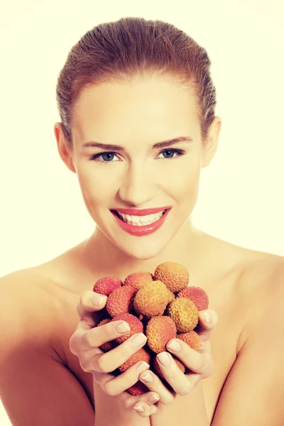 Beautiful woman holding fist of lychee. — Stock Photo, Image