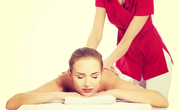 Mujer tumbada y relajada en el salón de spa — Foto de Stock