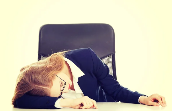 Śpiąca kobieta biznesu w tabeli. — Zdjęcie stockowe