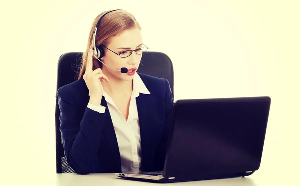 Mulher de negócios bonita no call center está falando — Fotografia de Stock