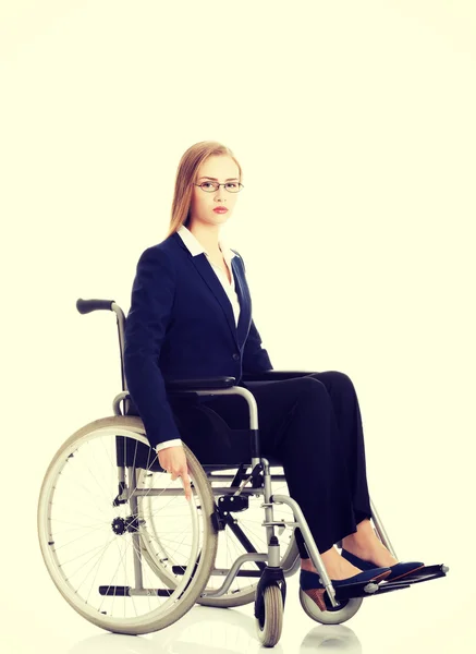 Triste, sérieuse femme d'affaires assise sur un fauteuil roulant . — Photo