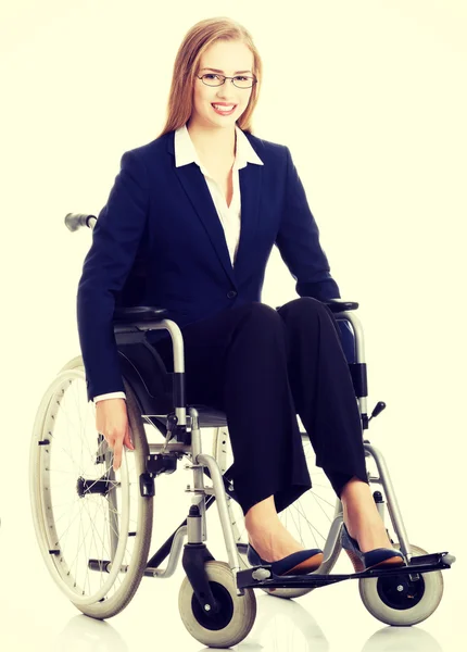 Mulher de negócios bonita sentada em cadeira de rodas . — Fotografia de Stock