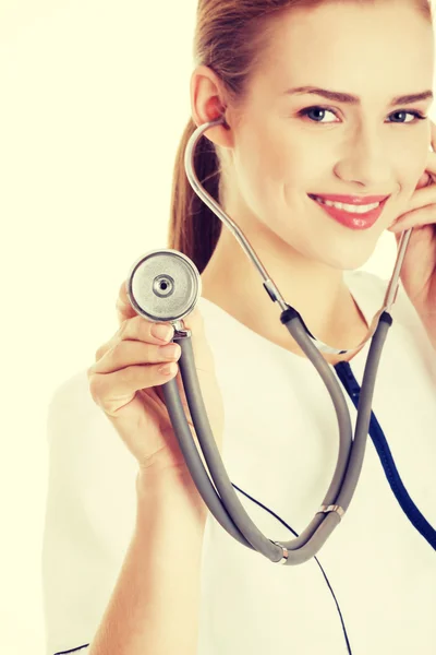 Verpleegkundige of arts luistert via een stethoscoop — Stockfoto