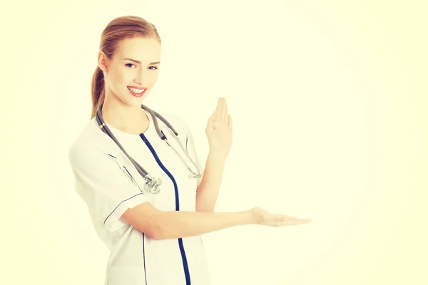 Läkare eller sjuksköterska presenterar en kopia utrymme — Stockfoto