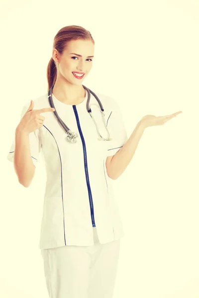 Doctor or nurse is presenting a copy space — Stock Photo, Image