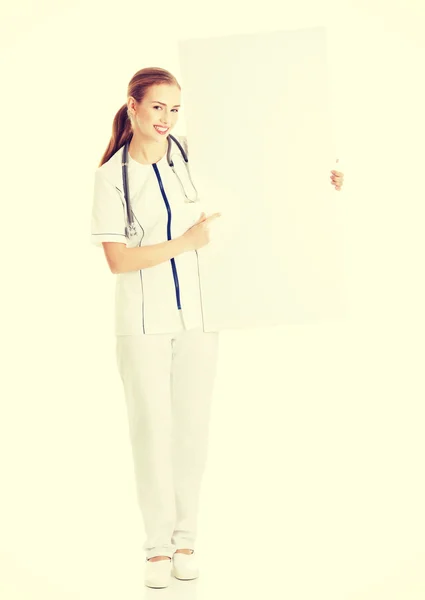 Nurse or doctor holding empty white board. — Stock Photo, Image