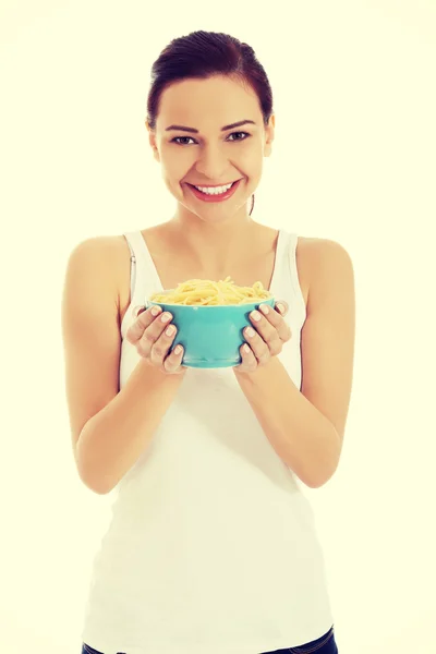 Frau isst Pasta aus einer Schüssel. — Stockfoto