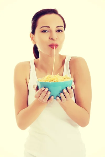 Vrouw pasta eten van een kom. — Stockfoto