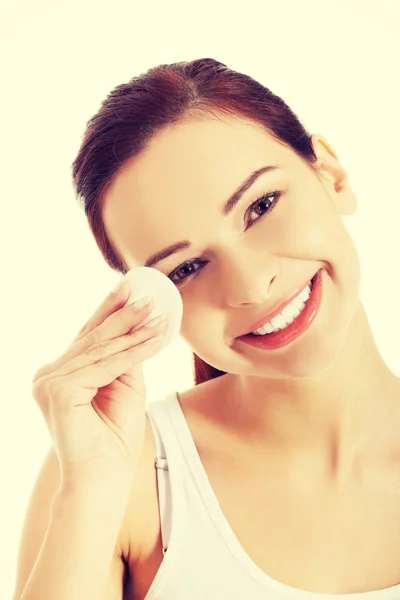 Woman using cotton pad — Stock Photo, Image