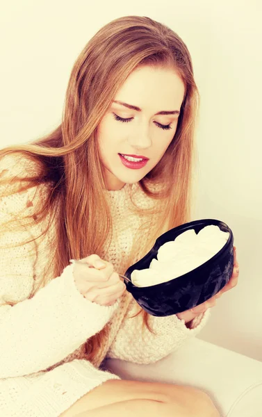 Mulher caucasiana feliz está comendo sorvete . — Fotografia de Stock