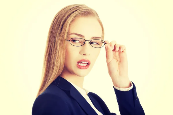 Geschäftsfrau mit Brille sucht — Stockfoto