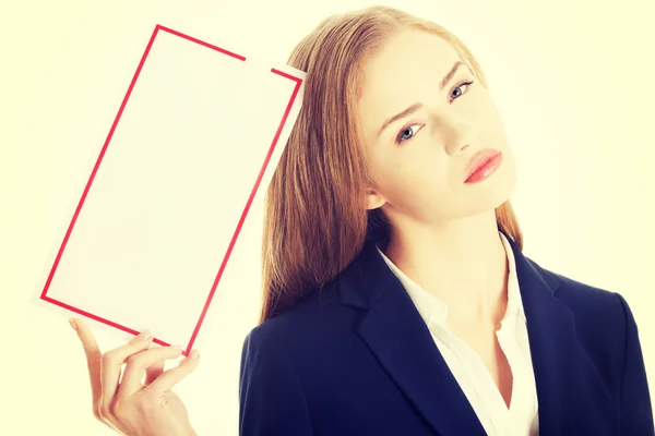 Mujer de negocios está sosteniendo tablero blanco vacío . —  Fotos de Stock