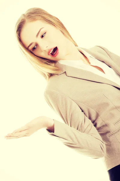 Mujer de negocios mostrando espacio de copia en su palma . —  Fotos de Stock