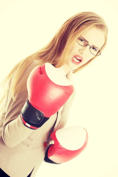 Mulher de negócios bonita com luvas de boxe . — Fotografia de Stock