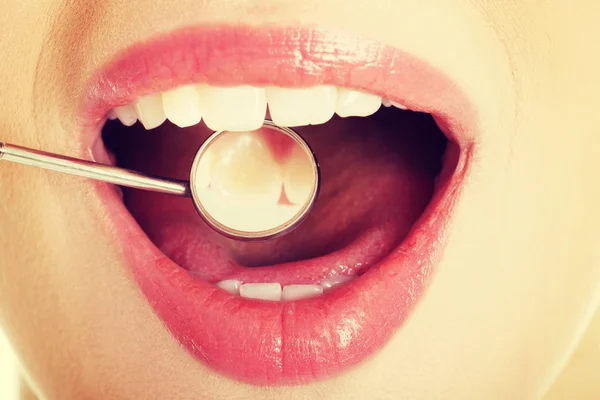 Gros plan sur les femmes bouche ouverte — Photo