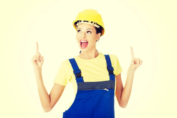 Mujer trabajadora de construcción señalando — Foto de Stock