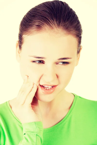 Tiener vrouw met een verschrikkelijke tand pijn. — Stockfoto