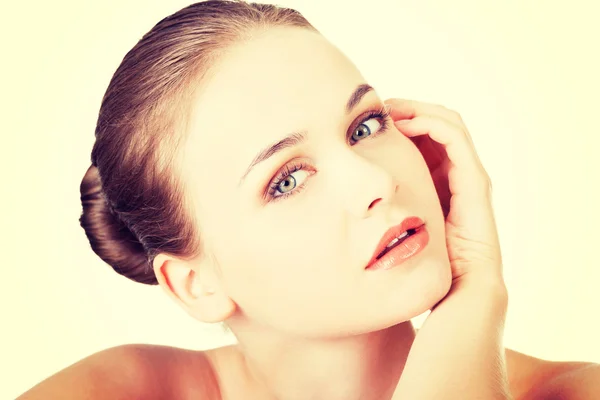 Schönes Gesicht der Frau mit gesunder, sauberer Haut. — Stockfoto