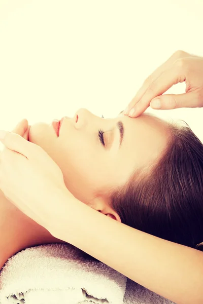 Uvolněná žena vychutnat přijímání masáž obličeje — Stock fotografie