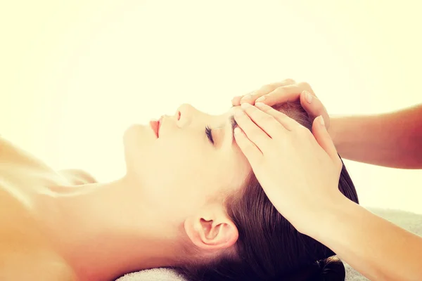 Relajada mujer disfrutar de recibir masaje facial — Foto de Stock