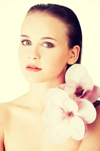 Mujer con piel sana y limpia y flores rosadas —  Fotos de Stock