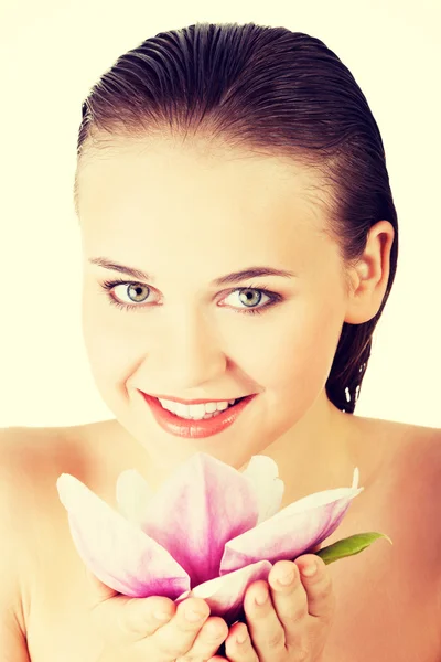 Mujer con piel sana y limpia y flores rosadas — Foto de Stock