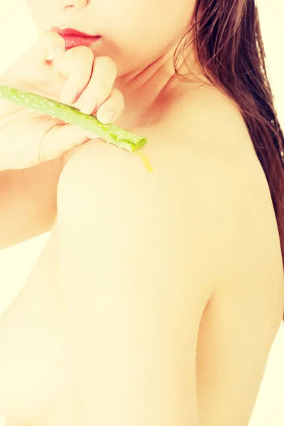 Donna con aloe vera — Foto Stock