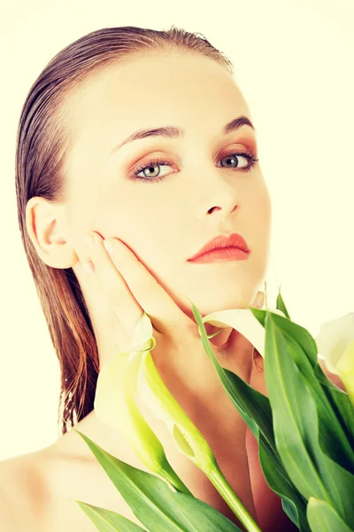 Junge schöne Frau mit Blume. — Stockfoto