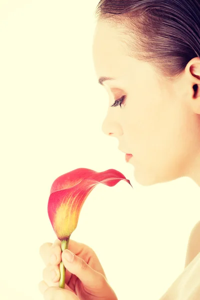 Jonge mooie vrouw met bloem. — Stockfoto