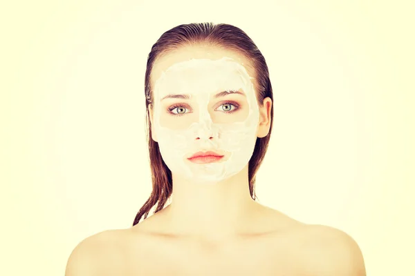Kvinna med lera ansiktsmask — Stockfoto